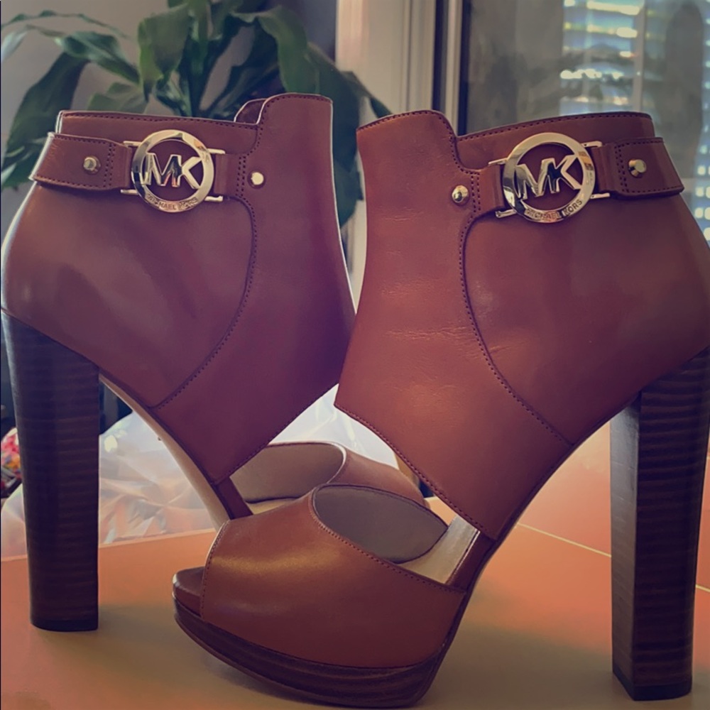 Brand new Michael Kors tan/ brown open toe booties